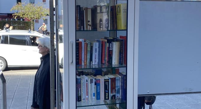 Öffentlicher Bücherschrank in Augsburg Pfersee vor der Herz-Jesu-Kirche.