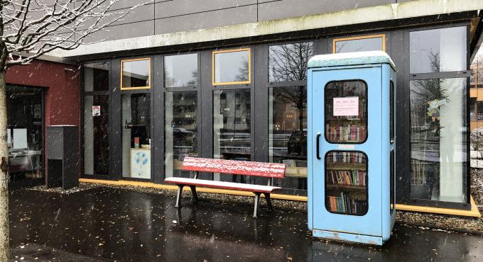 Öffentlicher Bücherschrank vor der Stadtbücherei in Schwabmünchen.