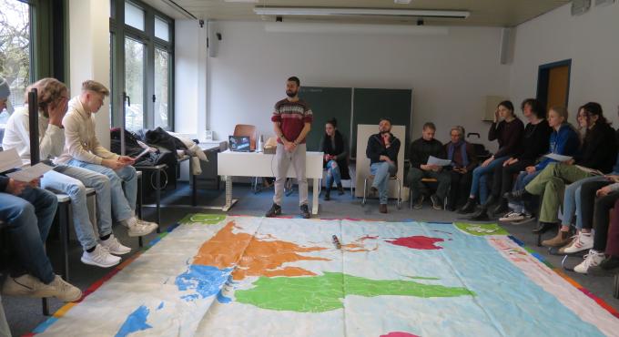 Beim Auftakttreffen in Augsburg gab es einen Workshop mit Uni Professor Kevin Brown zum Thema Welternährung, Foto: Barbara Holl