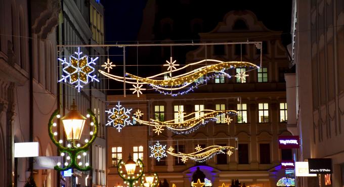 Die weihnachtlich geschmückte Innenstadt lädt ein zum Bummeln, Foto: Julia Gro