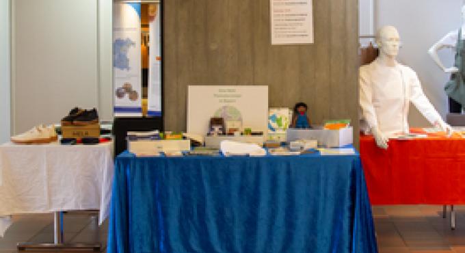 Beispiele nachhaltiger Arbeitskleidung.