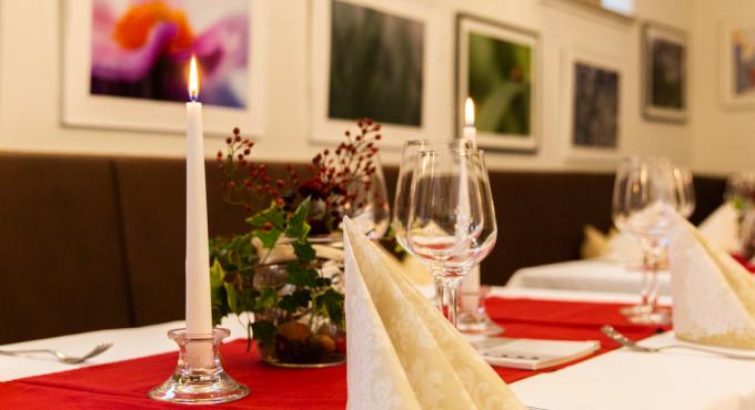 Eine schön gedeckte Tafel lädt zum hinsitzen und verweilen ein
