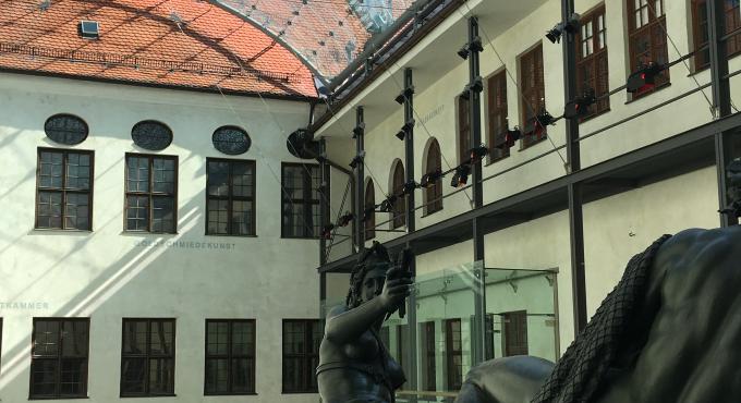 Kunst um Innenhof des Maximilianmuseums, Foto Katrin Jacob