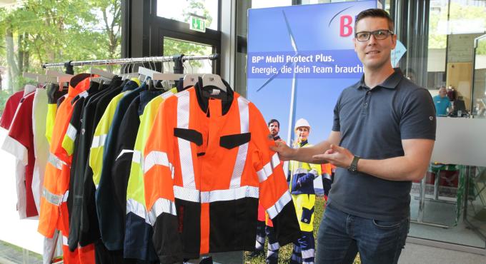 Nachhaltige Warnjacken bei den Eine Welt Tagen 2023.