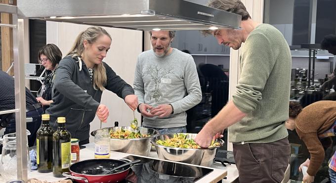 Alle Gäste der Schnibbelparty packten tatkräftig mit an. Foto: Charlotte Enders