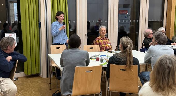 Auch Informatives war geboten. Alle Anwesenden stellten sich und ihre Projekte vor. So auch Vera Stöppelkamp von foodsharing, welche die geretteten Lebensmittel für die Schnippelparty organisierte. Foto: Cynthia Matuszewski