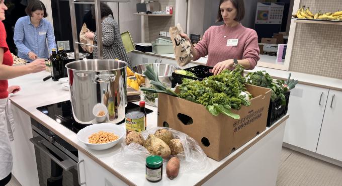 Viele eifrige Gäste verwandelten in der Küche des Umweltbildungszentrums Berge geretteter Lebensmittel in köstliche Speisen. Foto: Charlotte Enders