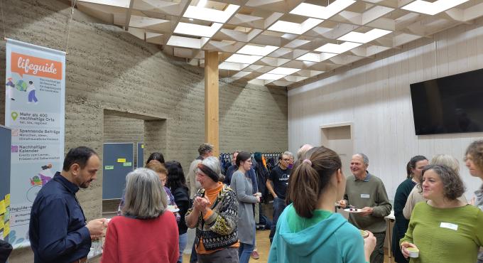 Im Foyer und an den Tischen im Veranstaltungsraum des Umweltbildungszentrums Augsburg wurde viel geschlemmt und gelacht. Foto: Christina Hausotter