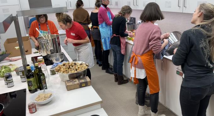 Die Atmosphäre bei der Schnibbelparty des Lifeguide im Umweltbildungszentrum war geprägt von Tatendrang und lebhaftem Miteinander. Foto: Cynthia Matuszewski