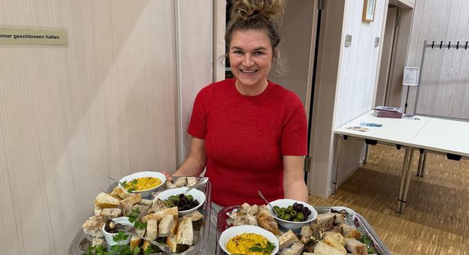 Lena Marie Radu von der Kochschule Veganesha dachte sich ein wunderbares Überraschungsmenü aus und koordinierte die helfenden Hände in der Küche. Foto: Cynthia Matuszewski