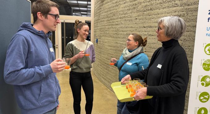Andere Gäste schlenderten mit Tabletts voller fantasievoller Gerichte durch die Reihen der Netzwerkenden. Foto: Cynthia Matuszewski