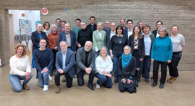 Die Mitglieder des Nachhaltigkeitsbeirats Berufungsperiode 2025 bis 2027. Vorsitzende: Anne Schuester (vordere Reihe, erste v. r.) und Dr. Simon Meissner (hintere Reihe, fünfter v. r.)