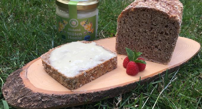 Brotzeit mit Honigbrot.