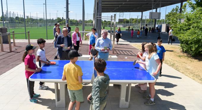 Eröffnung des Sporttreffs Oberhausen am Maierweg. Im Bild: Umweltreferent Reiner Erben und Sportreferent Jürgen K. Enninger
