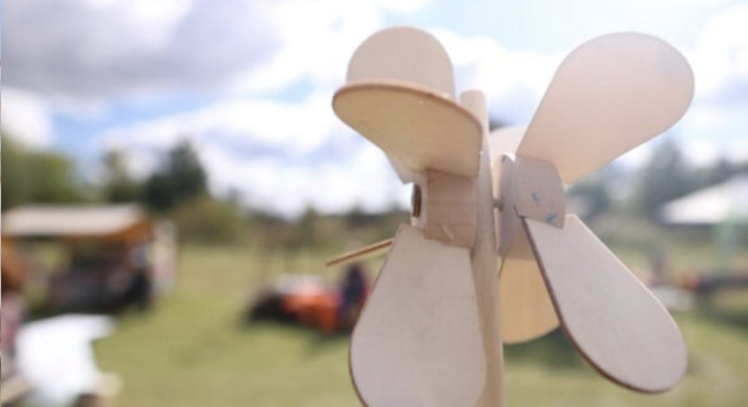 Windrad aus Holz auf der Future Fair in Aichach 2024.