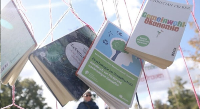 Nachhaltige Bücher auf der Future Fair 2024 im Aichacher Stadtgarten.