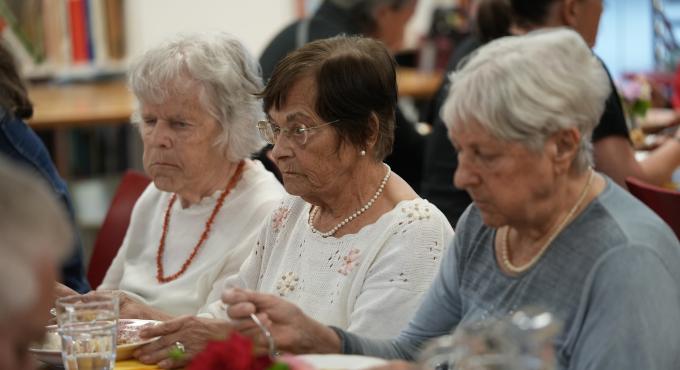 Seniorinnen lassen sich im Rahmen des Projekt Köndel &amp; Kniffel das Essen im Wohnzimmer im Schwabencenter schmecken.