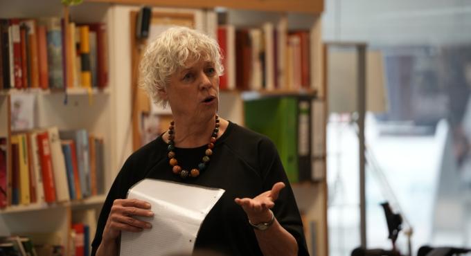 Sabine Pfister vom Wohnzimmer im Schwabencenter Augsburg stellt das Projekt Knödel &amp; Kniffel vor.