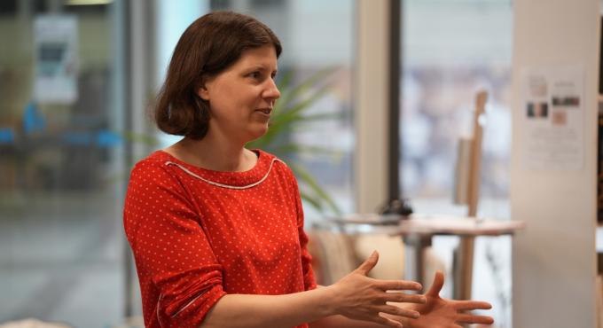 Vera Stöppelkampf von Foodsharing Augsburg stellt das Projekt Knödel &amp; Kniffel im Wohnzimmer im Schwabencenter Augsburg vor.