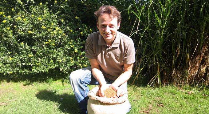 Johannes Spengler von der Ölmühle Kappelbauer mit einem Sack voll Leindotter.