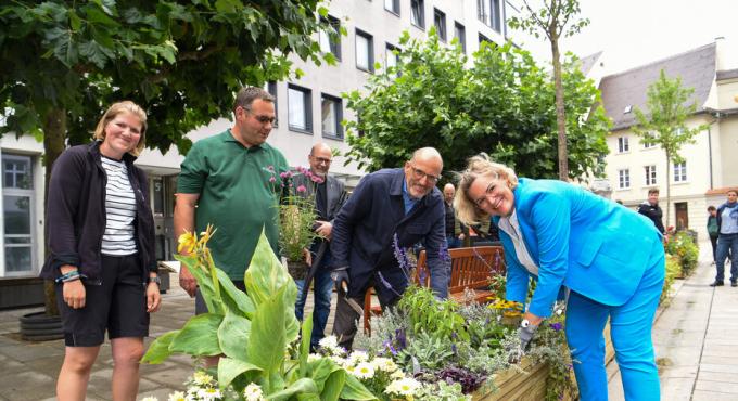 Oberbürgermeisterin Eva Weber und Umwelt-/Gesundheitsreferent Reiner Erben haben bei der Gestaltung der Klimainsel selbst Hand angelegt