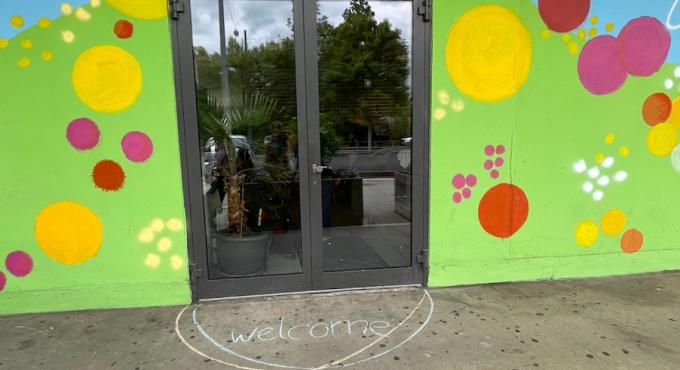 Eingang zum Wohnzimmer Im Schwabencenter mit dem Schriftzug "Welcome" auf dem Boden.