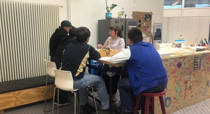 Jugendliche in der b-box bei Knödel &amp; Kniffel, bei dem sie gerettetes Essen aus der KUKA Betriebskantine essen.