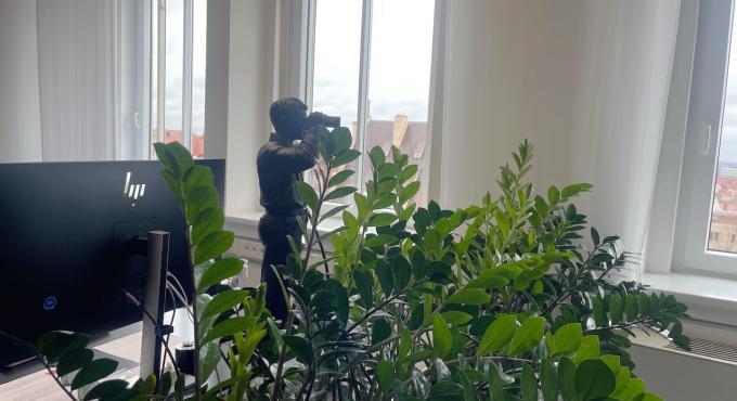 Eine Figur auf dem Schreibtisch von swa-Chef Reiner Nauerz schaut mit dem Fernglas über die Dächer Augsburgs. Foto: Sylvia Schaab