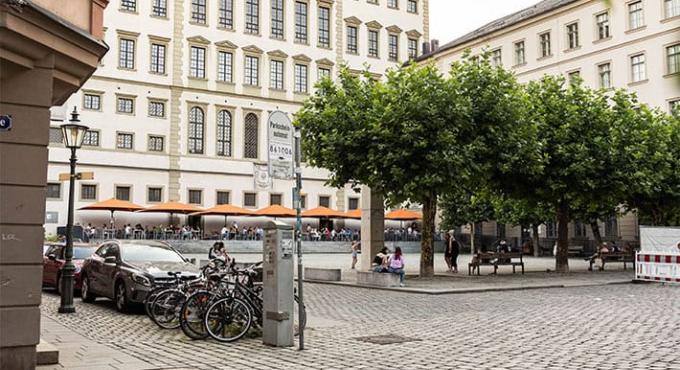 Das Bild zeigt die Rückansicht des Rathauses mit dem Elias Holl Platz im Vordergrund. Bild von André Pommé