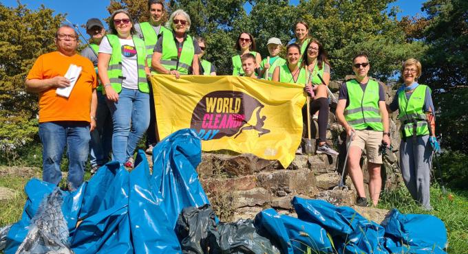 Einen Gruppe von Menschen hat zum World Cleanup Day Müll in der Natur gesammelt.