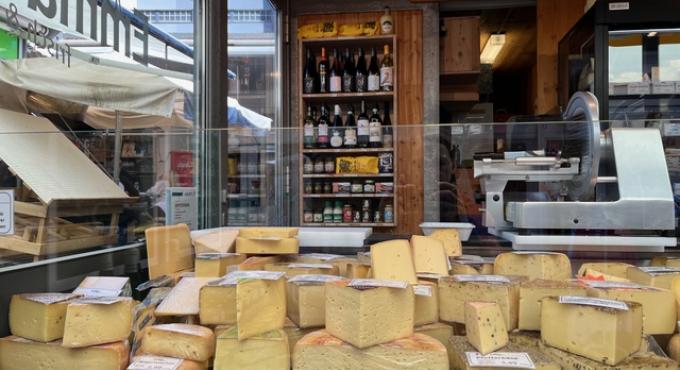 Die Käsetheke bei BioEmma auf dem Augsburger Stadtmarkt.