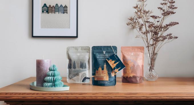 Tees von Nanparkal mit dem Design von Lebelei auf einer Kommode.