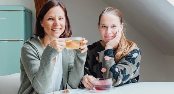 Lena Zimmermann von nanparkal und Isa König von der Lebelei trinken den Tee von nanparkal