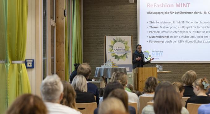 Vorstellung des Projekts ReFashion MINT bei der Zertifikatsübergabe Plastikfrei 2025.