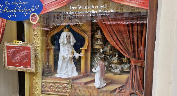 Foto von einer Szene der Märchenstraße 2025 "Der Wunschvogel" in einem Schaufenster.