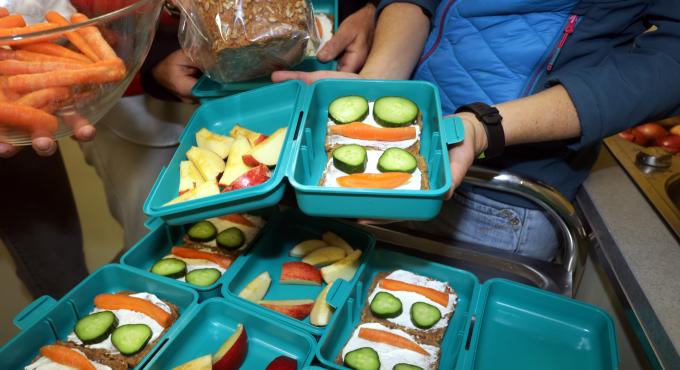 Brotzetdosen mit schön dekorierten gesunden Broten für die Biopausenbrotaktion 2025.