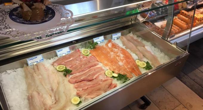 Foto zeigt die Frischfisch-Theke des Höfle Hofladens. Verschiedene Arten an rohen Fischfilets liegen nebeneinander in der Anrichte.