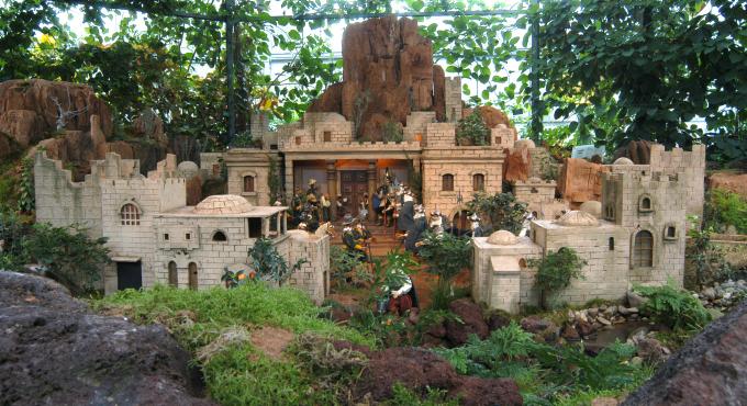 Foto zeigt die orientalische Rundkrippe im Victoria Regina Becken aus natürlichen Materialien und detailreich gestalteten Figuren.