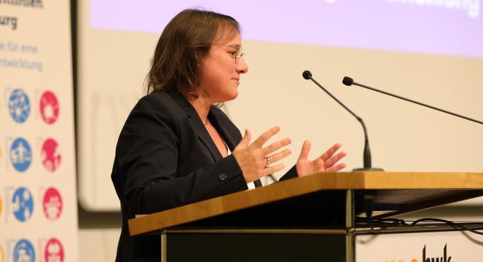 Foto der Stellvertretenden Bürgermeisterin Martina Wild während sie die Eröffnungsrede hält.