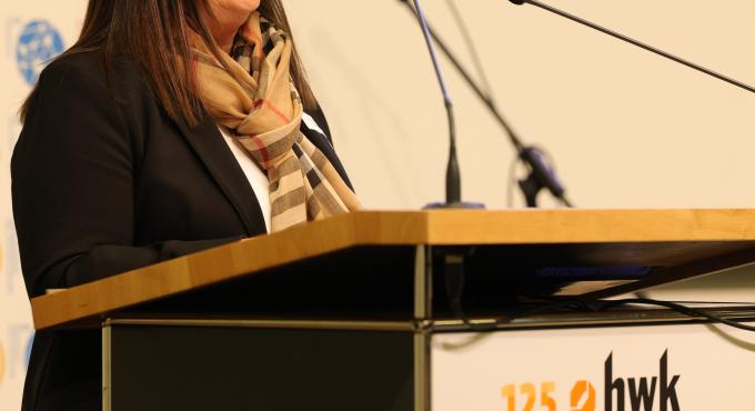 Foto der Vorstandsvorsitzenden der Stadtsparkasse Augsburg Sandra Peetz-Rauch beider Preisverleihung der Augsburger Zukunftspreise 2025 am Rednerpult.