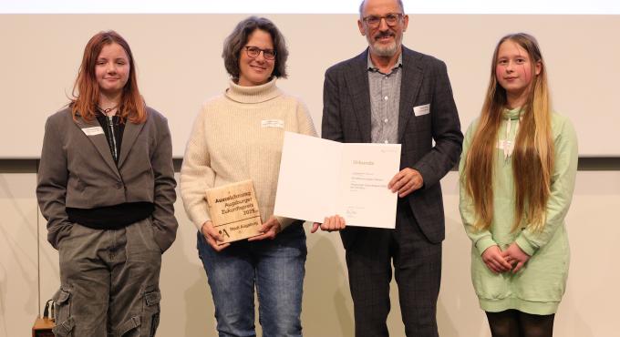 Foto des Zukunftspreises der Schüler/innen Jury mit zwei Schülerinnen, Reiner Erben und dem Diakonische Werk Augsburg e.V..