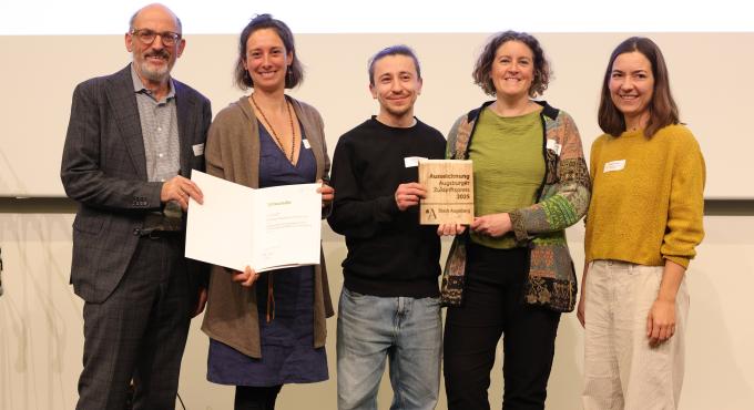 Foto zeigt den Zukunftspreis für Klimaschutz (Blue City Augsburg) für das Forum Plastikfrei übergeben von Umweltreferent Reiner Erben und Klimabeirat Mitglied Katharina Holzer.