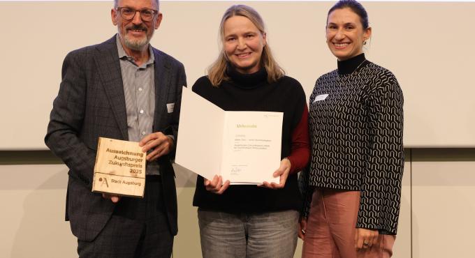 Foto zeigt die Verleihung des Zukunftspreises für nachhaltiges Wirtschaften an die Tofumeisterei durch Umweltreferent Reiner Erben und Nachhaltigkeitsbeirätin Dr. Vroni Walter.
