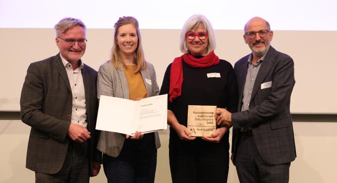 Foto der Verleihung des Zukunftspreises für Kunst, Kultur und Transformation an das Junge Theater Augsburg e.V., übergeben von Reiner Erben und Kulturreferenten Jürgen Enninger.