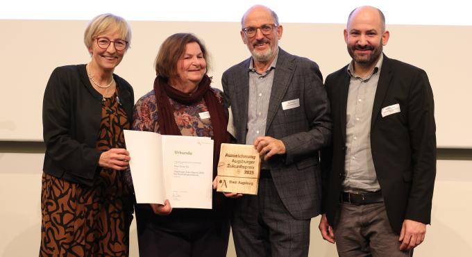 Foto der Preisverleihung des Zukunftspreises des Nachhaltigkeitsbeirats an die Tür an Tür - miteinander wohnen und leben gGmbH, übergeben von Umweltreferent Reiner Erben mit Stadträtin Sabine Slawik und Stadtrat Peter Rauscher.