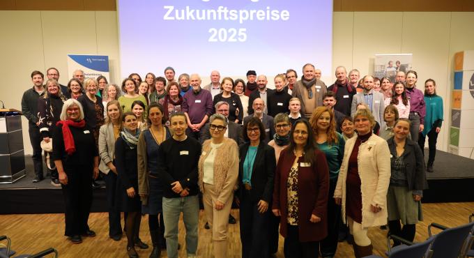 Foto von allen Teilnehmer/innen des Augsburger Zukunftspreises 2025.
