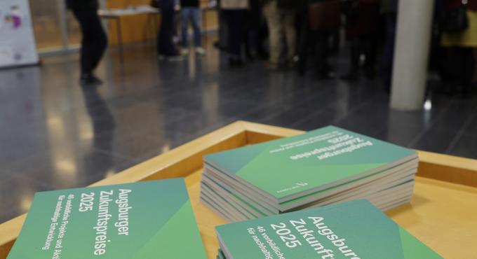 Foto der grünen Broschüre zum Augsburger Zukunftspreis 2025.