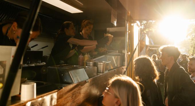 Jim´s Foodtruck Essensausgabe