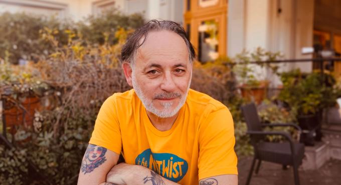 Chefredakteur der Neuen Szene Augsburg Walter Sianos im Portrait.