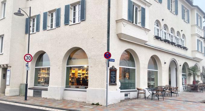 Der moderne Dorfladen Herzstück in Mering von der Straße aus betrachtet.